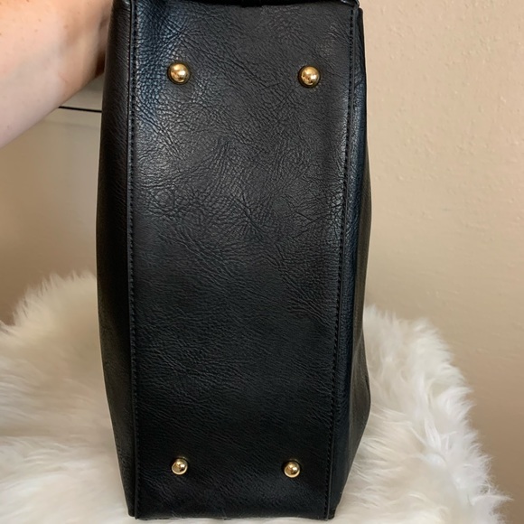 Black Hobo Style Handbag - Picture 4 of 8